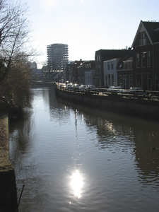 907729 Gezicht over de Vecht te Utrecht, van bij de Pellecussenbrug aan de Lauwerecht naar het zuiden, met rechts de ...